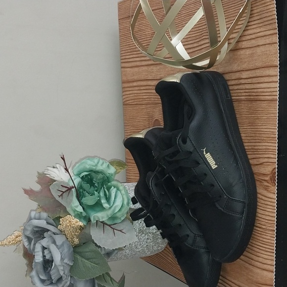 Women's Pumas🖤🤎Black and Gold Low cut Tennis shoes size 7 - Picture 1 of 4